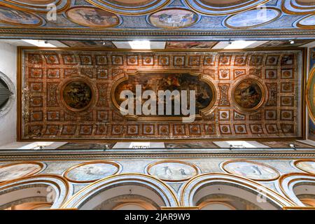 Sorrento, Italia - 27 ago 2021: Intricato interno della Basilica di Sant'Antonino a Sorrento. Foto Stock