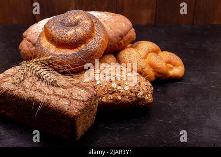 Composizione con pane , panini . Pasta di pane con crosta croccante. Foto Stock