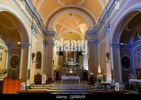 Sorrento, Italia - 27 ago 2021: Interno della Chiesa di San Francesco a Sorrento, Italia. Foto Stock