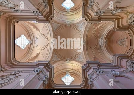 Sorrento, Italia - 27 ago 2021: Intricato interno della Chiesa dell'Addolorata a Sorrento. Foto Stock