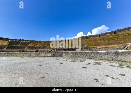 Anfiteatro nell'antica città romana di Pompei. L'Anfiteatro di Pompei è uno dei più antichi anfiteatro romano sopravvissuti. Foto Stock