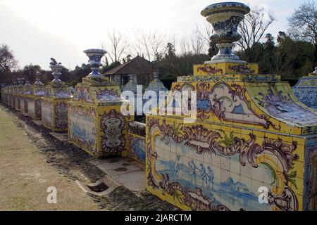 Parete decorata con piastrelle del canale, nel giardino del Palazzo Queluz, vicino a Lisbona, Portogallo Foto Stock