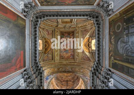 Napoli, Italia - 20 ago 2021: Maestosa volta della Basilica di Santa Maria degli Angeli a Pizzofalcone a Napoli Foto Stock