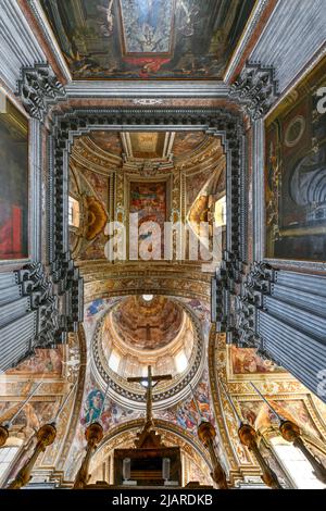 Napoli, Italia - 20 ago 2021: Maestosa volta della Basilica di Santa Maria degli Angeli a Pizzofalcone a Napoli Foto Stock