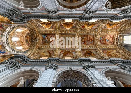 Napoli, Italia - 20 ago 2021: Maestosa volta della Basilica di Santa Maria degli Angeli a Pizzofalcone a Napoli Foto Stock