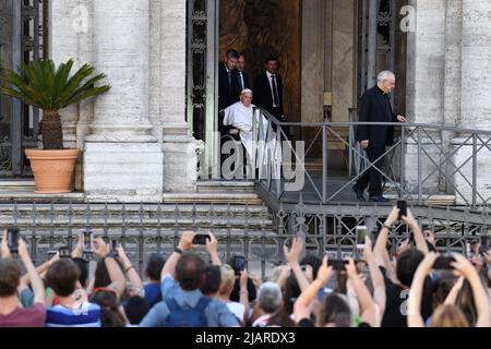 Roma, Italia. 31/05/2022, Papa Francesco, seduto su sedia a rotelle, parte dopo aver presieduto il Rosario per la pace in Ucraina e terminato le guerre nel mondo, il 31 maggio 2022 nella Basilica di Santa Maria maggiore (S. Maria maggiore) a Roma, Italia. Foto di Eric Vandeville/ABACAPRESS.COM Foto Stock