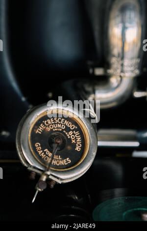 antico grammofono portatile con un disco in vinile ricoperto di polvere Foto Stock