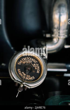 antico grammofono portatile con un disco in vinile ricoperto di polvere Foto Stock