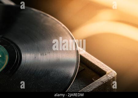 vecchio disco in vinile coperto di polvere Foto Stock