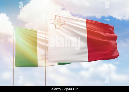 Cielo azzurro soleggiato e bandiere di malta e nigeria Foto Stock