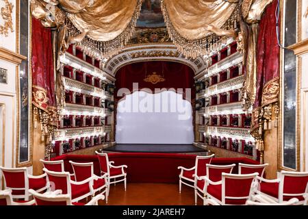 Napoli, Italia - 18 agosto 2021: Il Teatro di San Carlo di Napoli. Il Teatro di San Carlo è il più antico luogo di lavoro per l'opera pubblica del Th Foto Stock