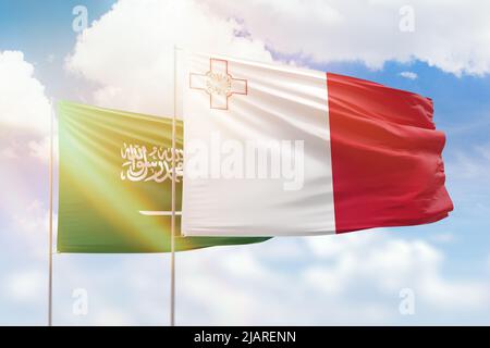 Cielo azzurro soleggiato e bandiere di malta e arabia saudita Foto Stock