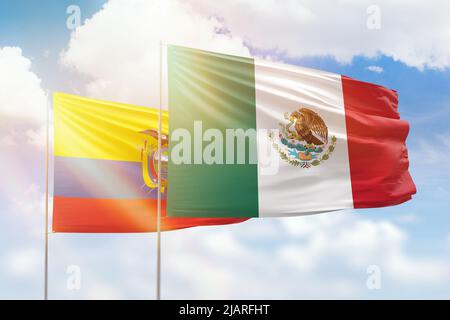 Cielo azzurro soleggiato e bandiere del messico e dell'ecuador Foto Stock