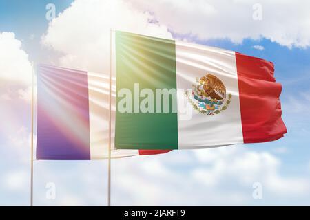 Cielo azzurro soleggiato e bandiere del messico e della francia Foto Stock