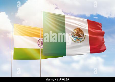 Cielo azzurro soleggiato e bandiere del messico e dell'india Foto Stock