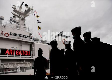 Manila, Filippine. 1st giugno 2022. I membri della Guardia Costiera filippina stanno in formazione mentre accolgono l'arrivo del BRP Melchora Aquino nella zona portuale di Manila, Filippine. Giugno 1, 2022. La nuovissima nave multirole costruita dal Giappone è stata ordinata dalla guardia costiera per rafforzare la sicurezza marittima, la sicurezza e le capacità di protezione ambientale marina nelle acque del paese, soprattutto nel mare del Sud della Cina, dove le Filippine continuano ad avere tenesi standoff territoriali con la Cina. (Credit Image: © Basilio Sepe/ZUMA Press Wire) Foto Stock