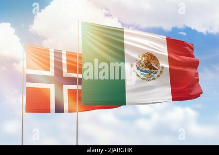 Cielo azzurro soleggiato e bandiere di messico e norvegia Foto Stock