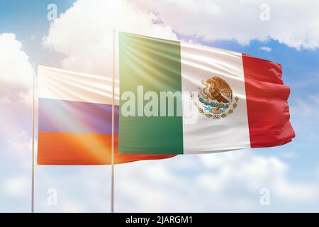 Cielo azzurro soleggiato e bandiere di messico e russia Foto Stock