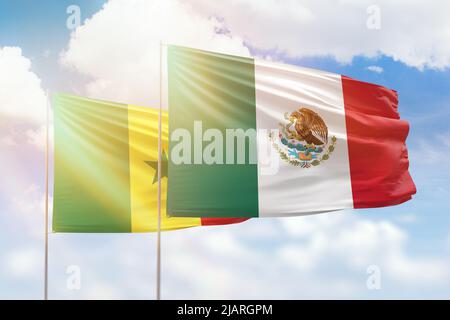 Cielo azzurro soleggiato e bandiere del messico e del senegal Foto Stock
