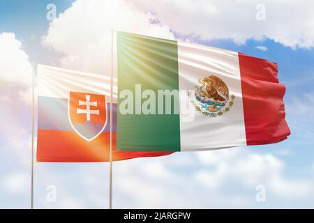 Cielo azzurro soleggiato e bandiere del messico e della slovacchia Foto Stock