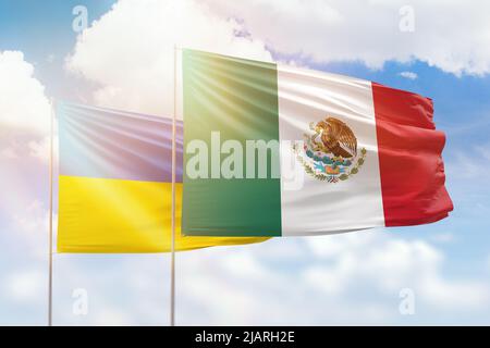 Cielo azzurro soleggiato e bandiere del messico e dell'ucraina Foto Stock