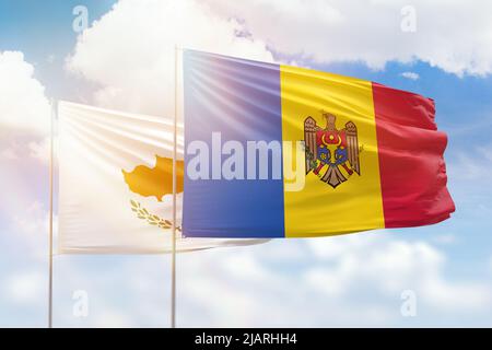 Cielo azzurro soleggiato e bandiere di moldavia e cipro Foto Stock