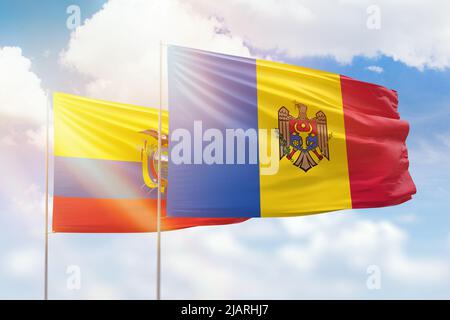 Cielo azzurro soleggiato e bandiere di moldavia e ecuador Foto Stock