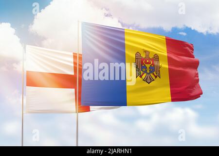 Cielo azzurro soleggiato e bandiere di moldavia e inghilterra Foto Stock