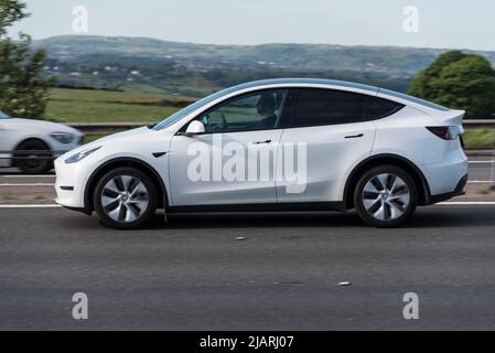 Auto elettrica (Tesla) sul M62 (vicino a Huddersfield, Inghilterra) Foto Stock