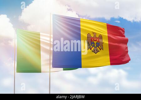 Cielo azzurro soleggiato e bandiere di moldavia e nigeria Foto Stock