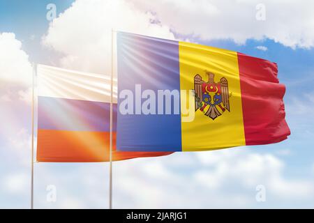 Cielo azzurro soleggiato e bandiere di moldavia e russia Foto Stock