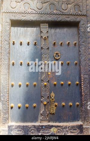 Porta tradizionale in legno intagliato a Stone Town, Zanzibar, Tanzania Foto Stock