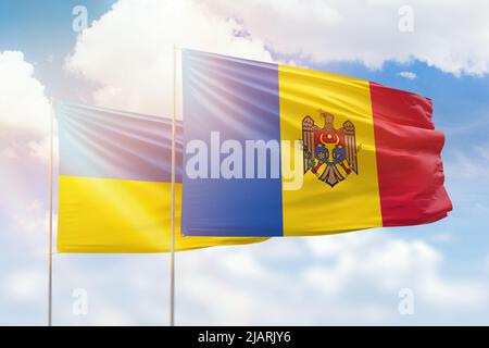 Cielo azzurro soleggiato e bandiere di moldavia e ucraina Foto Stock