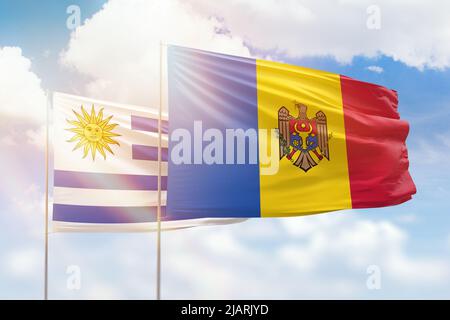 Cielo azzurro soleggiato e bandiere di moldavia e uruguay Foto Stock