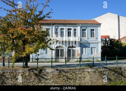 Splendidi edifici neoclassici in una famosa destinazione invernale, il centro storico di Florina, Grecia Foto Stock