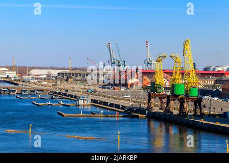 Vecchie gru sul viale della città a Szczecin, Polonia Foto Stock