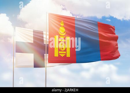 Cielo azzurro soleggiato e bandiere della mongolia e della finlandia Foto Stock