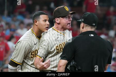 St. Louis, Stati Uniti. 01st giugno 2022. Bob Melvin, il direttore dei Padres di San Diego, si trova tra Manny Machado e l'umpire della Major League, Chris Segal, in quanto entrambi vengono lanciati dal gioco nel sesto inning contro i St. Louis Cardinals al Busch Stadium di St. Louis martedì 31 maggio 2022. Foto di Bill Greenblatt/UPI Credit: UPI/Alamy Live News Foto Stock