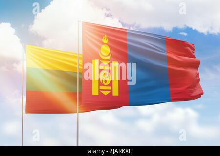 Cielo azzurro soleggiato e bandiere della mongolia e della lituania Foto Stock
