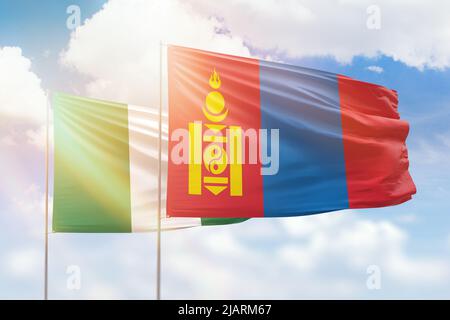 Cielo azzurro soleggiato e bandiere della mongolia e della nigeria Foto Stock