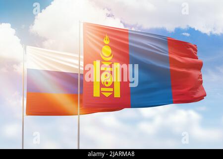 Cielo azzurro soleggiato e bandiere della mongolia e della russia Foto Stock