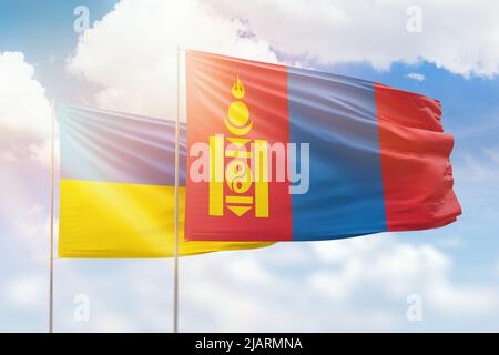 Cielo azzurro soleggiato e bandiere di mongolia e ucraina Foto Stock