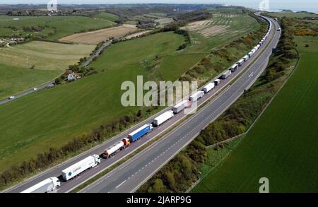 File photo datato 15/04/22 di autocarri che accodano sul A20 vicino dover in Kent. I ministri hanno detto che il settore del trasporto su strada dovrebbe avere una scadenza di due anni per migliorare le condizioni degli autotrasportatori e assumere più lavoratori o affrontare una nuova tassa. Data di emissione: Mercoledì 1 giugno 2022. Foto Stock