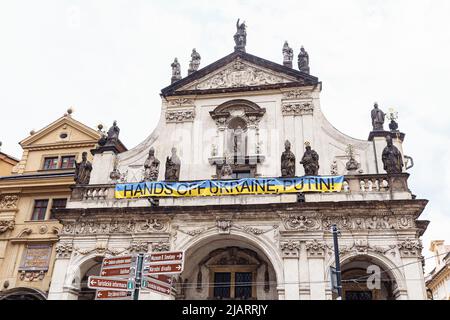 Egli slogan contro la guerra in Ucraina sulla facciata di un antico edificio architettonico nel centro della città europea. Praga, Repubblica Ceca. 05 2022 Foto Stock