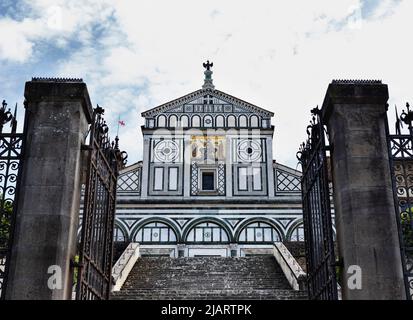 Abbazia di San Miniato al Monte a Firenze , Toscana , considerata uno dei migliori esempi di stile romanico fiorentino, decorato con marmo Foto Stock