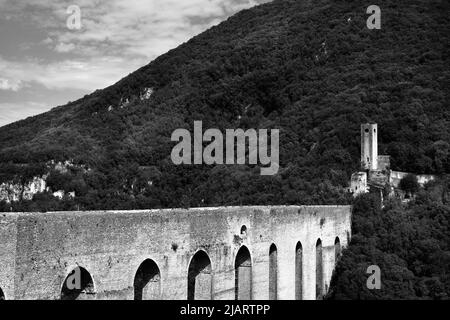 Spoleto , Italia , Ponte delle Torri in bianco e nero , ponte ad arco di torri in pietra calcarea , ha lavorato come acquedotto e ponte Foto Stock