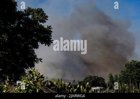 Un vasto incentio oggi pomeriggio ha interessato un area verde di proprietà della TAV in zona Prenestino. Tre a bruciare le sterpaglie sono finiti in fumo grandi materiali di risulta Foto Stock