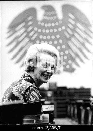 Bundestagspräsidentin Annemarie Renger im Plenum, die SPD-Politikerin war die erste Frau an der Spitze des Deutschen Bundestages. Insgesamt widmete sie 37 Jahre ihrer Tätigkeit als Mitglied des Deutschen Bundestages. Foto Stock