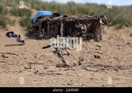 Robinson Crusoe sarebbe orgogliosa di questa costruzione fatta di legno di driftwood locale che si è lavato nel corso degli anni, glamping? Foto Stock