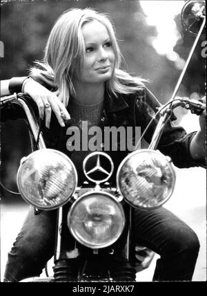 Die Abbildung zeigt eine Motorradfahrerin, die auf einem Mercedes-Benz Motorrad sitzt. Foto Stock